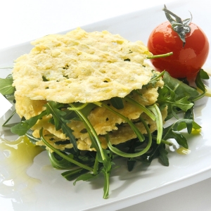 Fitness-Apps Parmesanchips mit Salat und Tomate
