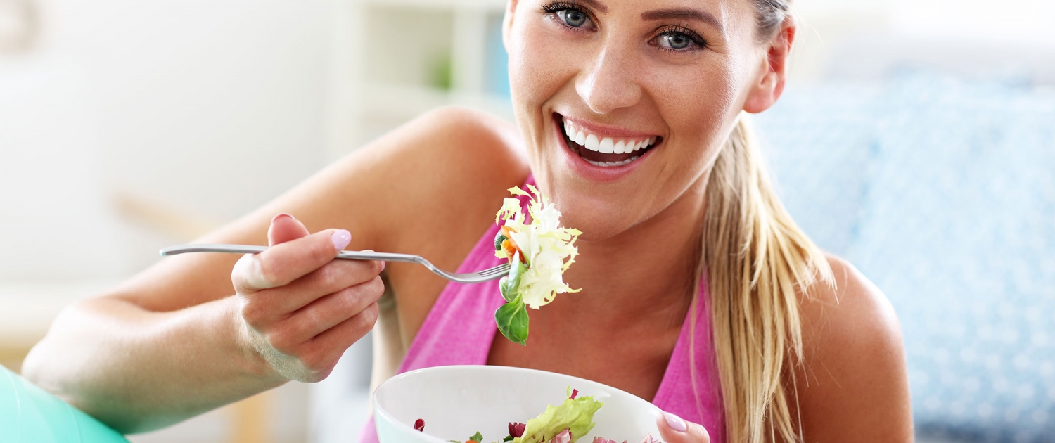 Bikinifigur Frau isst Salat