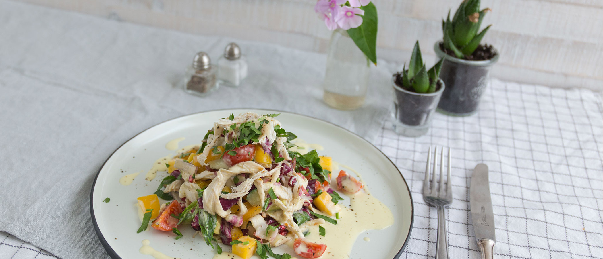 Bunter Hähnchensalat mit Mango-Joghurt-Dressing