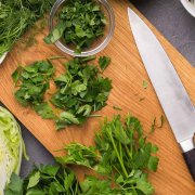Salat Kräuter schneiden